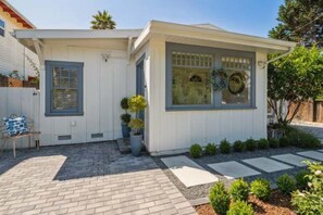 Exterior - Sea La Vie Summary:<br>L (Santa Cruz)