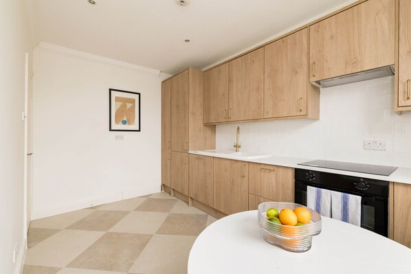 Fridge, oven, stovetop, dishwasher