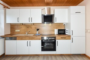 Kjøleskap, mikrobølgeovn, kokeplater og oppvaskmaskin