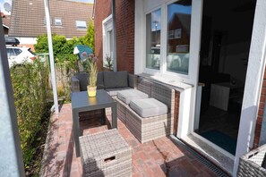 Terrace/patio - Moderne Ferienwohnung in ruhiger Lage, Bensersiel (Bensersiel)