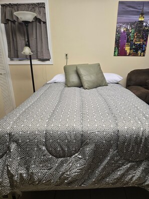 1 habitación, tabla de planchar con plancha, internet y ropa de cama 