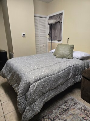 1 habitación, tabla de planchar con plancha, internet y ropa de cama