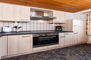 Een koelkast, een microgolfoven, een kookplaat, een vaatwasser