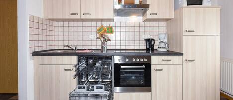 Fridge, microwave, stovetop, dishwasher