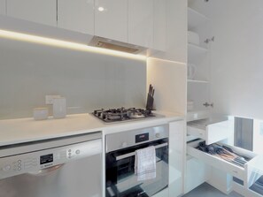 Fridge, microwave, stovetop, dishwasher