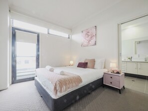 Iron/ironing board, free WiFi, bed sheets - Mt Waverley Spacious 2BR2BA parking wifi balcony (Mount Waverley)