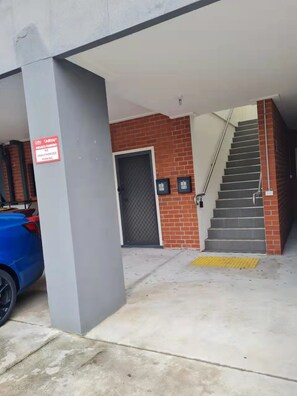 Exterior detail - Mt Waverley Spacious 2BR2BA parking wifi balcony (Mount Waverley)