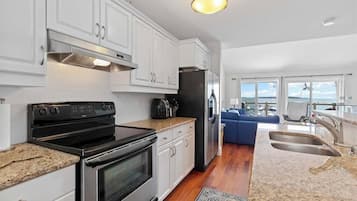 Een magnetron, een oven, een kookplaat, een vaatwasser