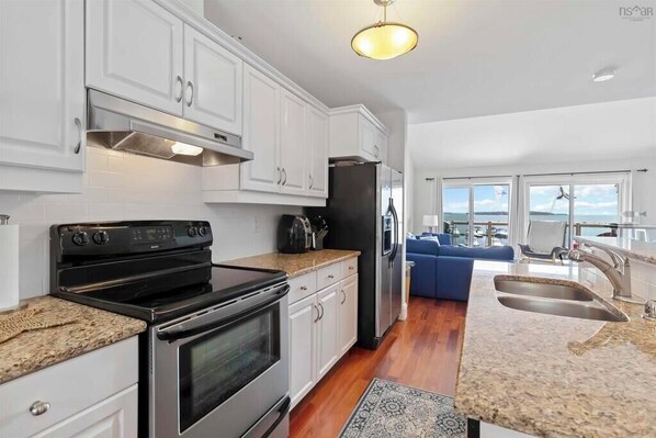 Een microgolfoven, een oven, een kookplaat, een vaatwasser