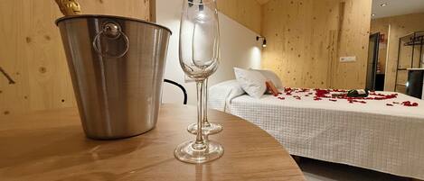 Deluxe huisje, balkon, uitzicht op zee | Luxe beddengoed, donsdekens, individueel gedecoreerd, gratis wifi