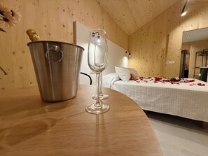 Deluxe-Ferienhütte, Balkon, Meerblick | Hochwertige Bettwaren, Daunenbettdecken, individuell dekoriert