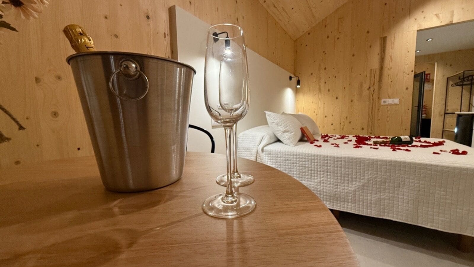 Premium bedding, down duvets, individually decorated, free WiFi