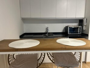 Kjøleskap, mikrobølgeovn, kaffetrakter/tekoker og brødrister