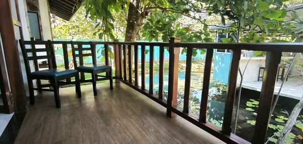 Quarto casal luxo, sacada, vista para o jardim | Wi-Fi de cortesia