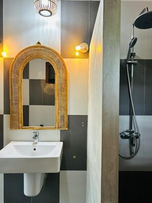 Deluxe tweepersoonskamer, balkon, uitzicht op tuin | Badkamer | Een douche, handdoeken, zeep, shampoo