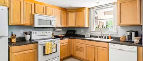 Microondas, horno, placa de cocina y lavavajillas