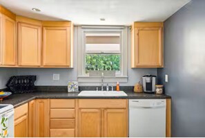 Microondas, horno, parrilla de estufa y lavavajillas 