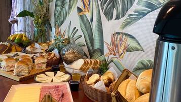 Desayuno de cocina local incluido los fines de semana