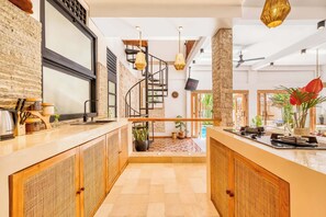 Jääkaappi, mikroaaltouuni, liesi, kahvin-/teenkeitin