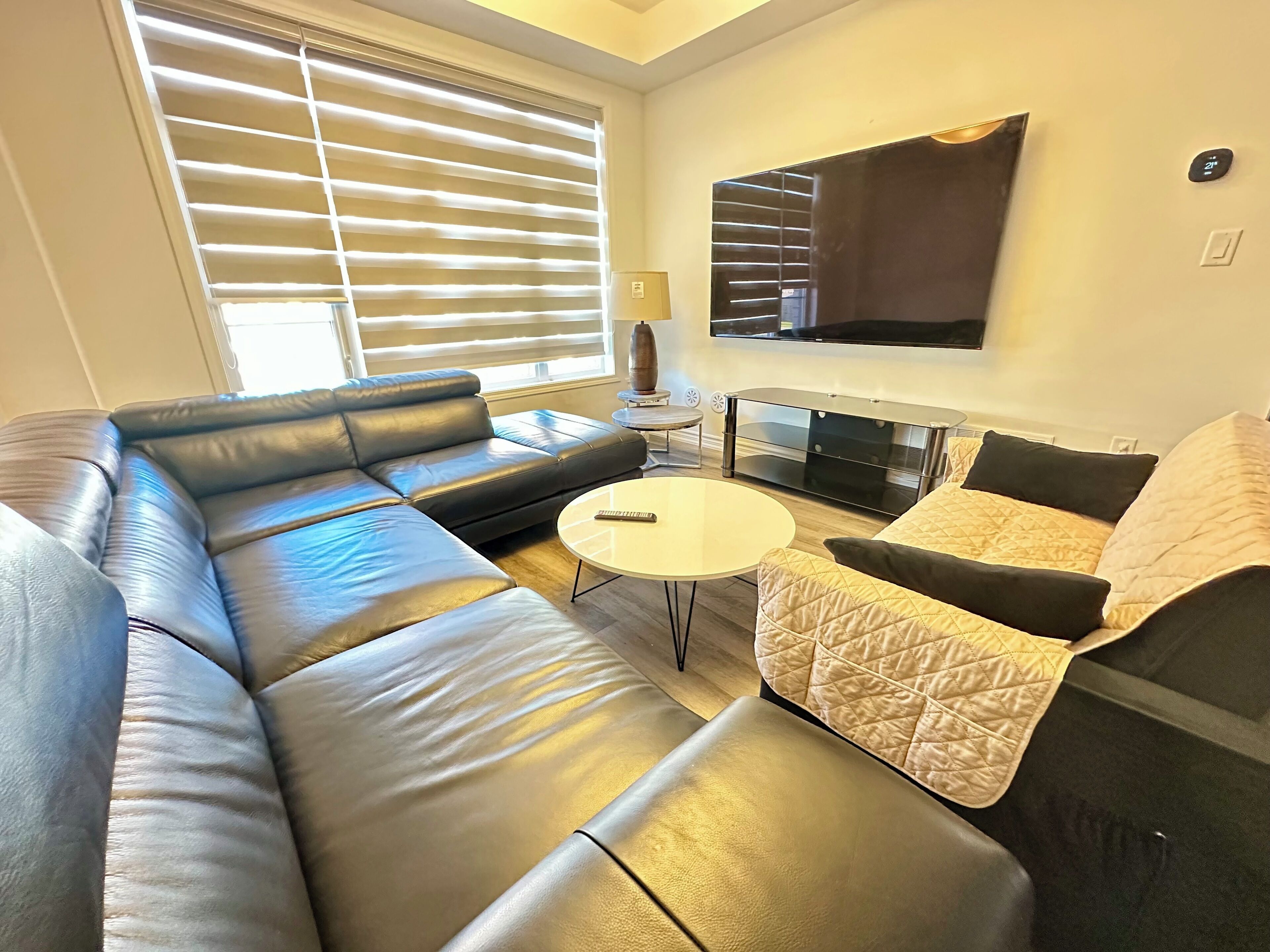 Masters Bedroom En-suite Washroom Living - Brampton
