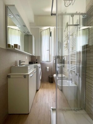 Douche, bidet, serviettes fournies, savon
