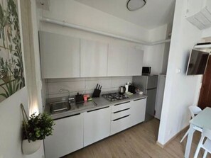 Kjøleskap, mikrobølgeovn, ovn og kokeplater