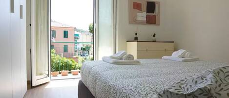 2 bedrooms, desk, iron/ironing board, WiFi