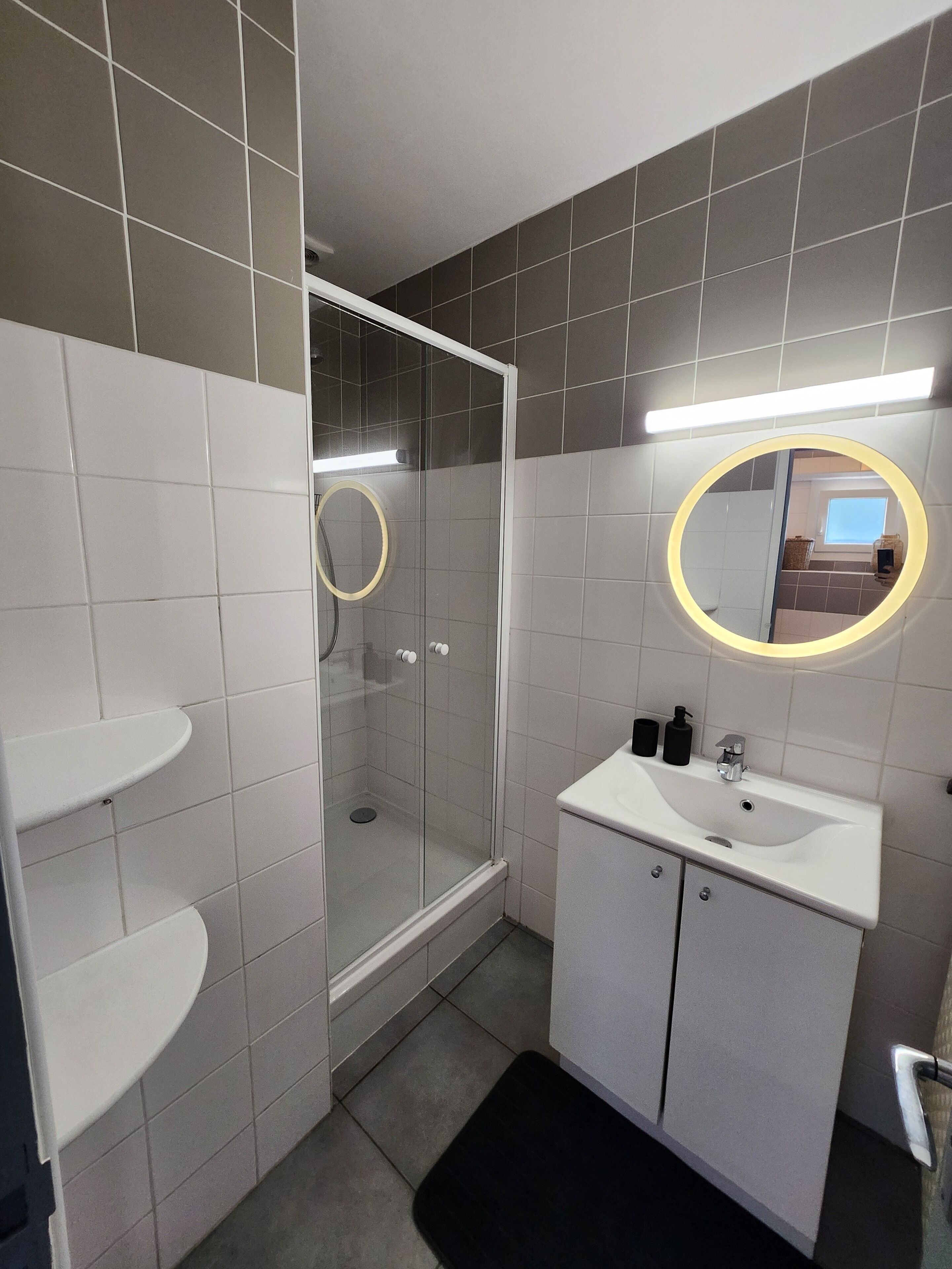 Secador de pelo, toallas, jabón y papel higiénico