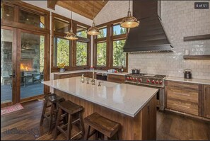 Mikrobølgeovn, ovn, kokeplater og oppvaskmaskin