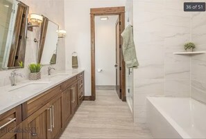 Chuveiro, secador de cabelo, toalhas de banho, sabonete