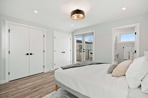 4 habitaciones, escritorio, tabla de planchar con plancha y wifi