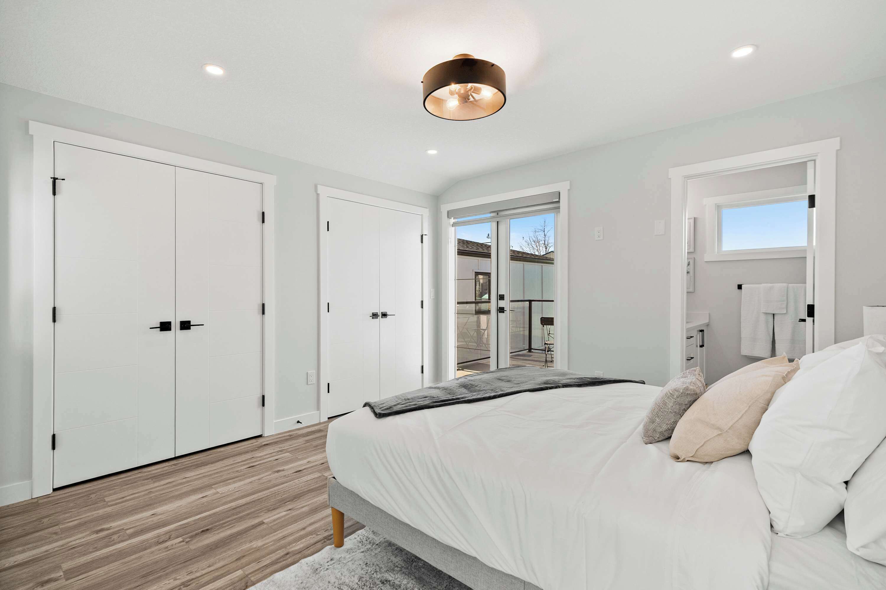 4 bedrooms, desk, iron/ironing board, WiFi