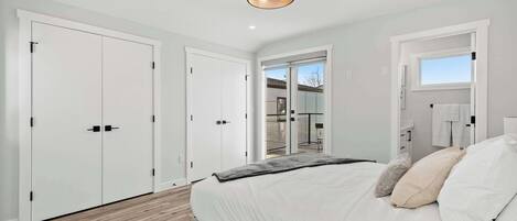 4 bedrooms, desk, iron/ironing board, WiFi