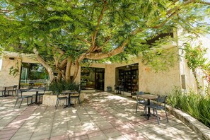 Outdoor dining - Boho Swim-Up Suite | Access to Private Beach (Bavaro)