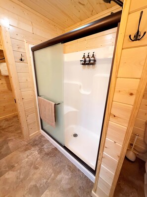 Shower, hair dryer, towels, soap - Willow Lane Cabins (McArthur)