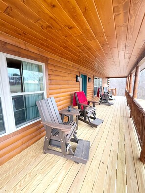 Terrace/patio - Willow Lane Cabins (McArthur)