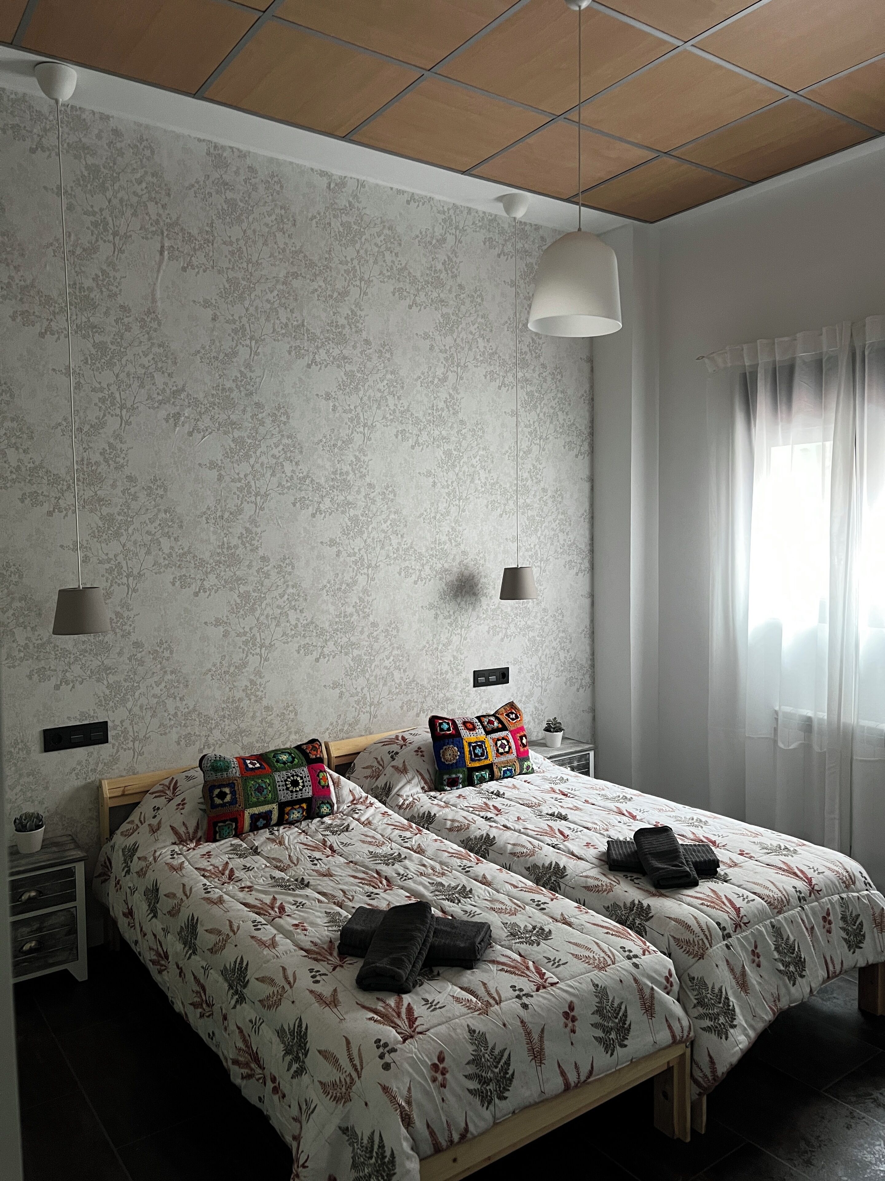 2 habitaciones, tabla de planchar con plancha, wifi y ropa de cama 