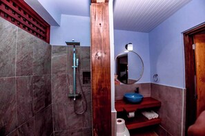 Dusche, Haartrockner, Handtücher