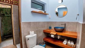 淋浴设施、吹风机、毛巾