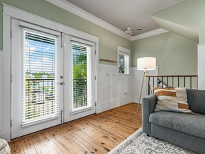 Smart TV, libros, biblioteca musical y estéreo 