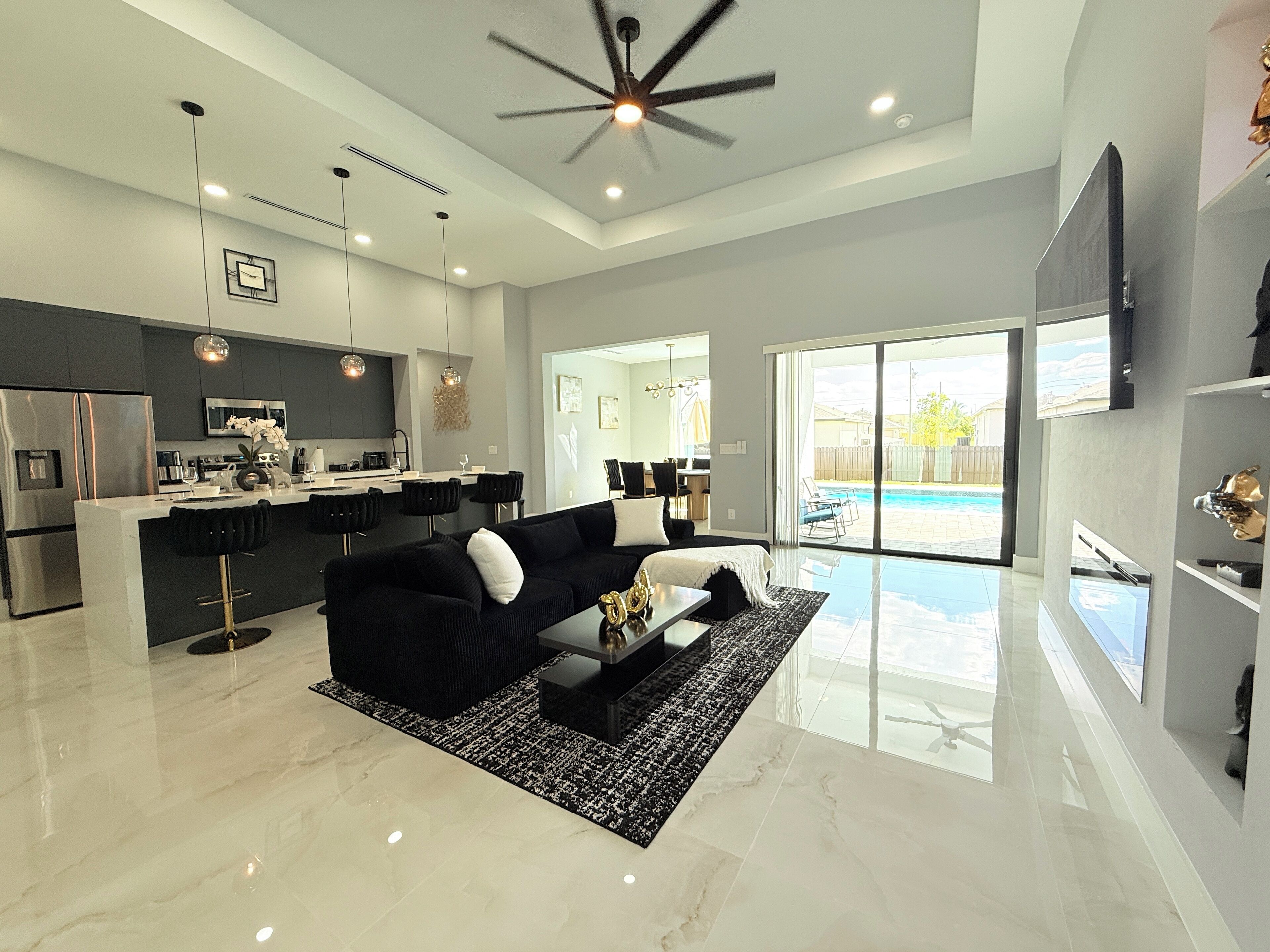 Een smart-tv, een open haard, videogames en tafelvoetbal