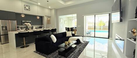 Una Smart TV, una chimenea, videojuegos, un futbolín