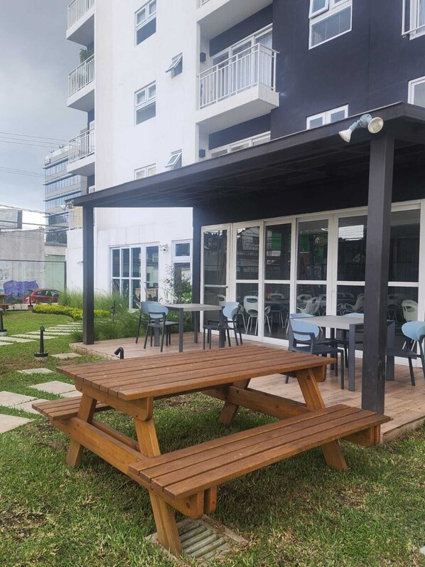 تناول الطعام بالخارج