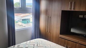 Tabla de planchar con plancha, wifi gratis y ropa de cama