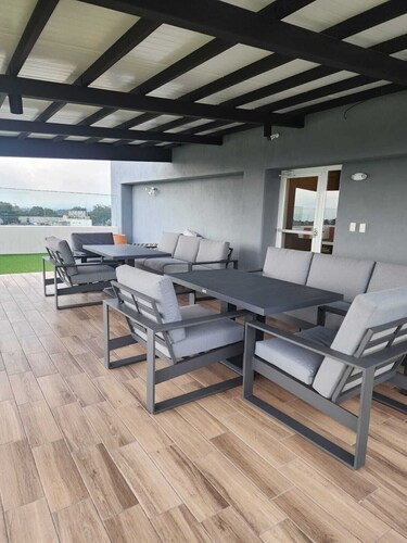 Beautiful apartment with 2 free parking spaces, 5 min from the airport, super comfortable.