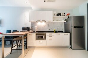 Kühlschrank, Mikrowelle, Ofen, Herdplatte