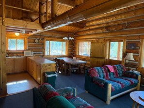 Living area - Private Montana Ranch Retreat – Perfect for Weddings & Group Getaways (Darby)