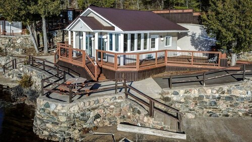 The Ridge Cottage is a cozy lakefront home on Coe Hill