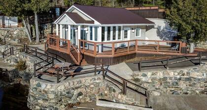 The Ridge Cottage is a cozy lakefront home on Coe Hill