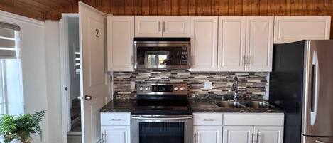 Kühlschrank, Mikrowelle, Ofen, Herdplatte